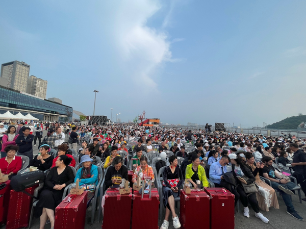                      ▲1883인천맥강파티 메인 공연장에서 관람하는 외국인 관광객들,