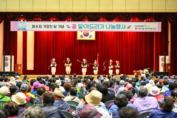 ▲연화마을 사회적협동조합,가정의달 기념 제8회 꽃 달아드리기 행사 ‘성료’