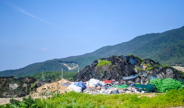 ▲서운명 포도밭 인근에 또다른 쓰레기 가 산더미 같이 쌓여 있다. 