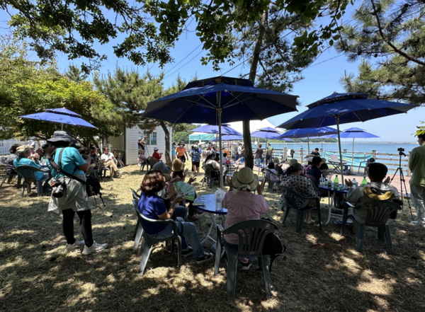                 ▲소이작도를 둘러보는 ‘갯티길 산책’, 바다와 함께,