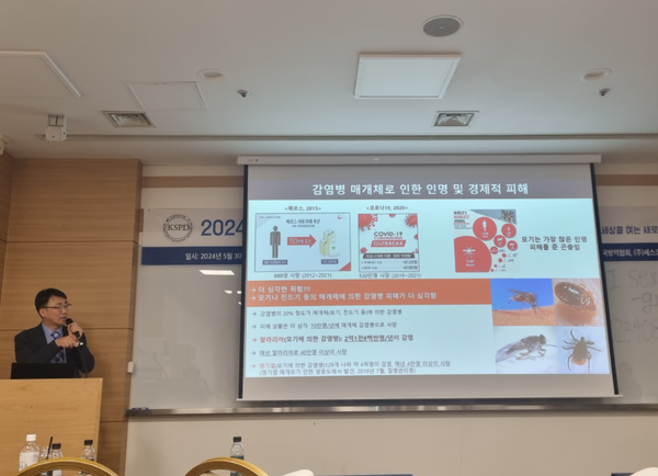 ▲소독방역 기술의 중요성 주제로 기조 강연 중,