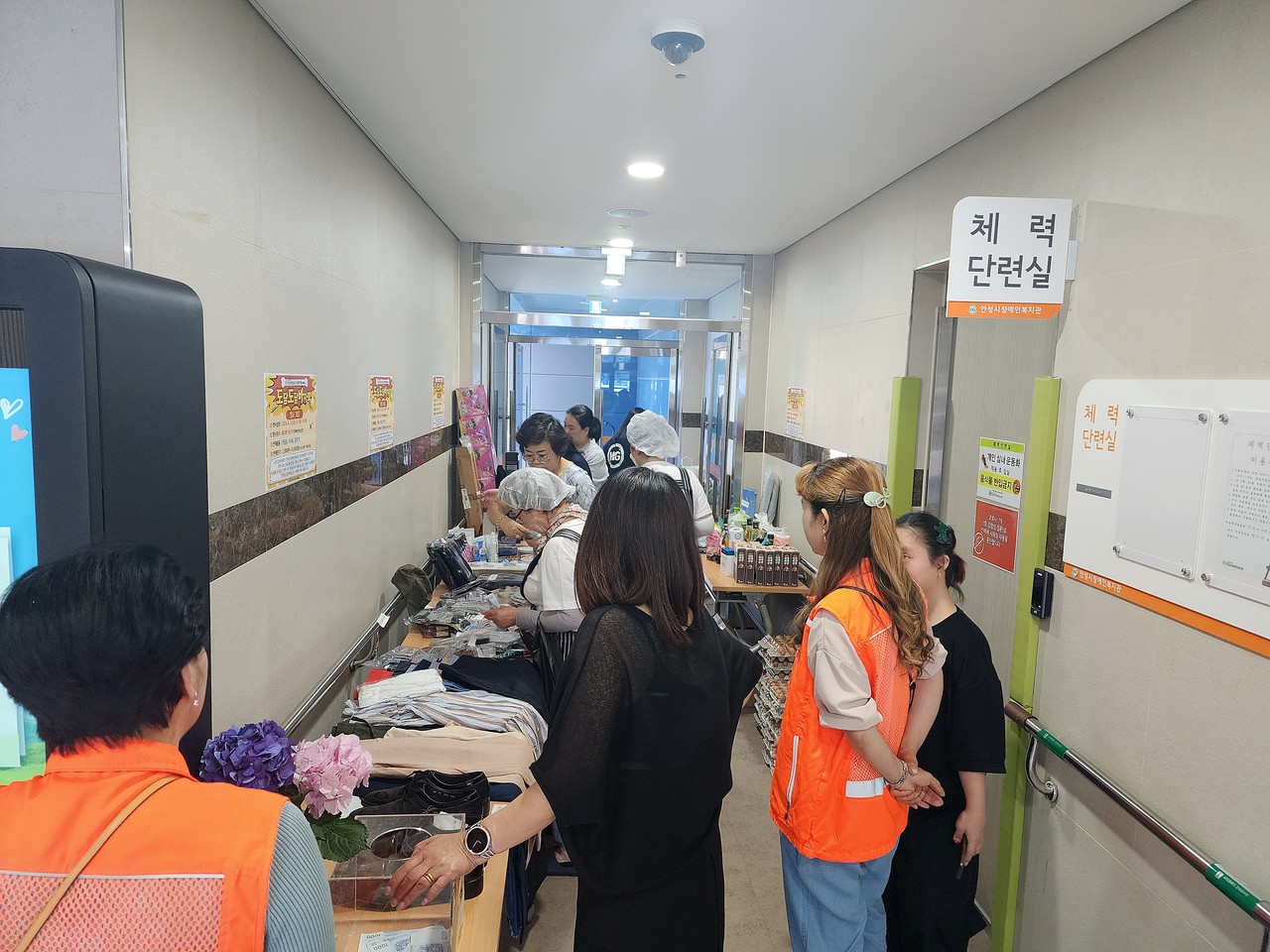                                                                  ▲장애인복지관에서 바자회가 열리고 있다.