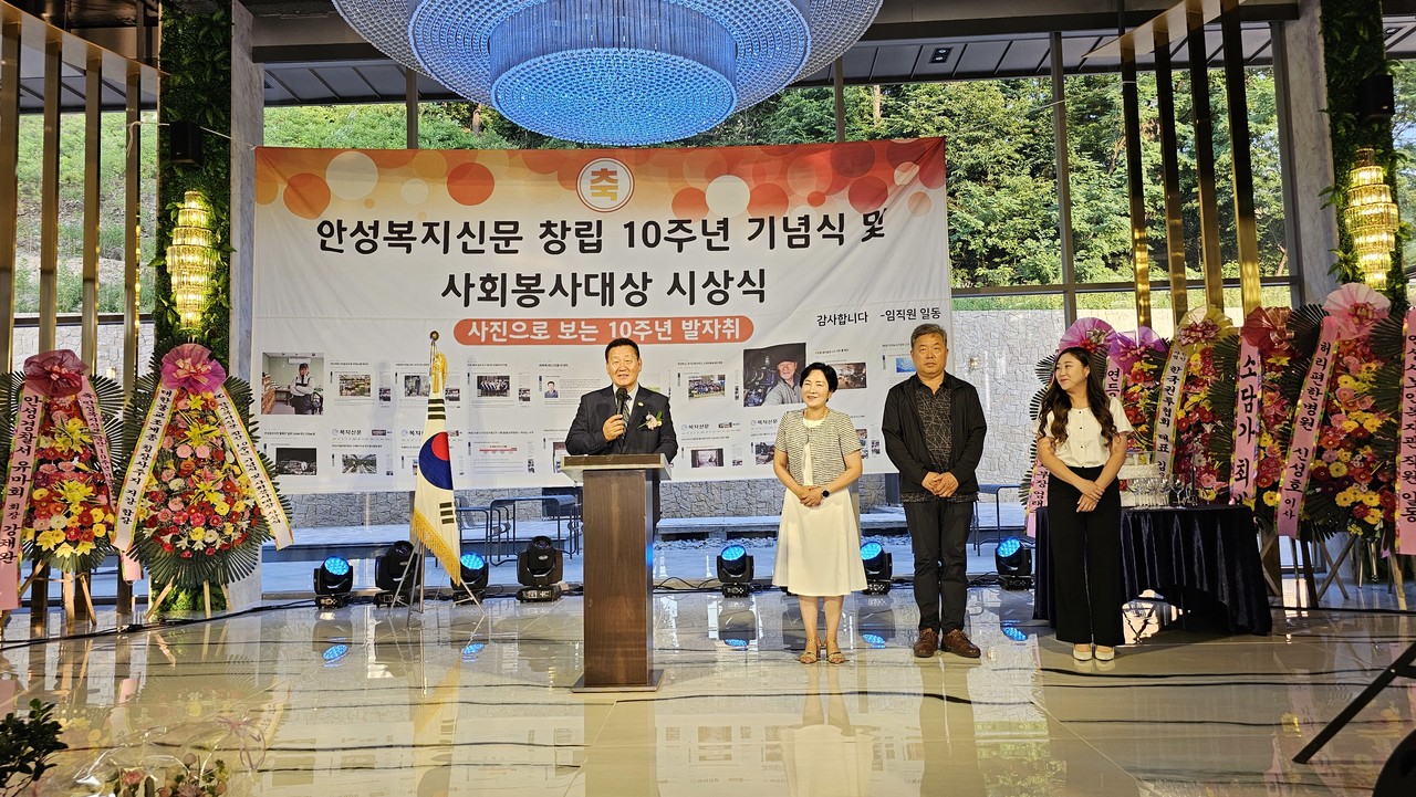            ▲안성복지신문  가족들을 소개하는 박우열 대표 