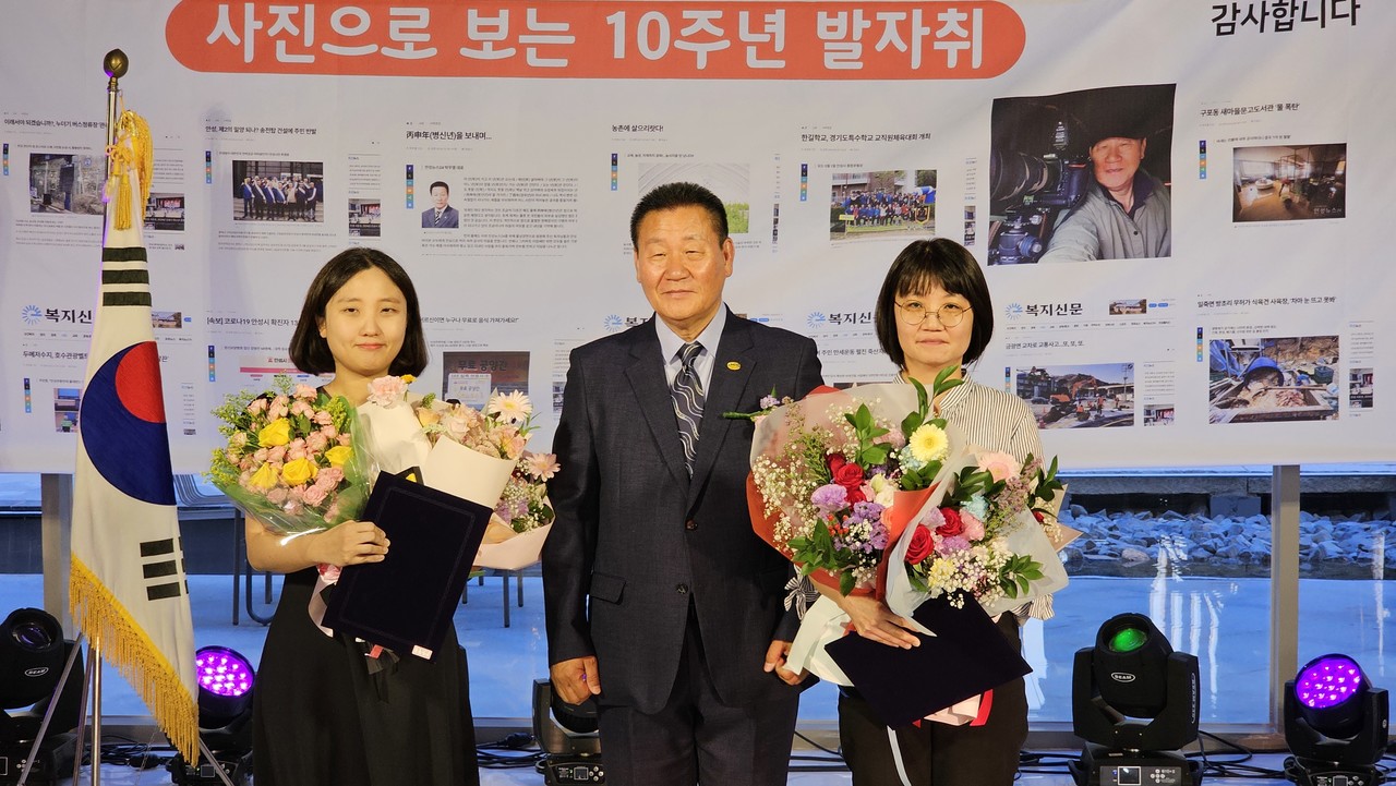                                               ▲자랑스런 공무원상 수상자들과 함께 