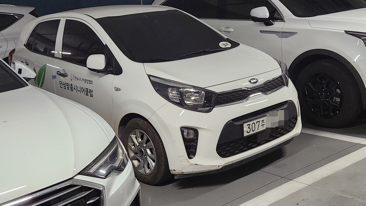                    ▲야간에 모 아파트 주차장에 주자되어 있는 시니어 클럽 업무용차량 