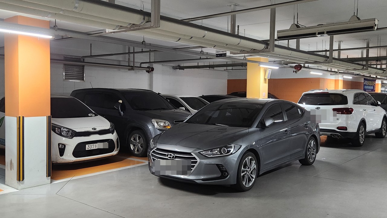                                            ▲ 또 다른 날 야간에도  비슷한 자리에 주차되어 있다. 