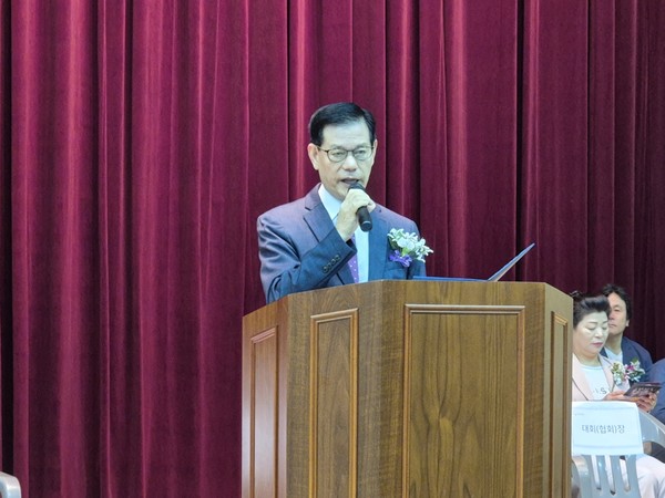 성남시 킥복싱 협회 김을남 회장이 인사말을 하고있다