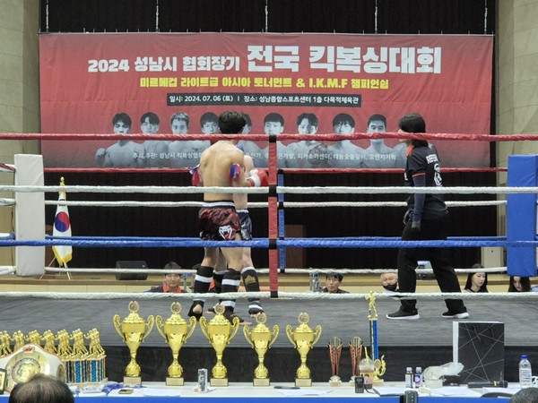 킥복싱 대회에 참여한선수들이 격투를 벌어고 있다