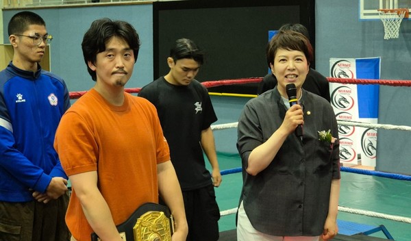 김은혜 의원이 킥복싱 특설 링 에올라가 축사를 하고있다