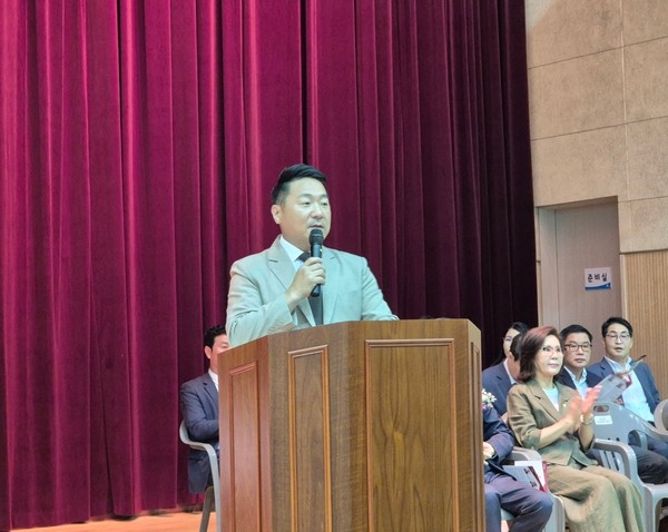 국제격투기 무도연맹 정용한 회장이 격려사를 하고있다