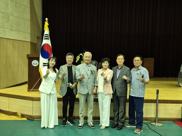 킥복싱 행사에 참석한 (좌측부터) 이영경 시의원, 배우 선우재덕, 경우회 염덕길 중앙회 부회장, 민영미 시의원, 이제영경기도의원,  구재평 시의원