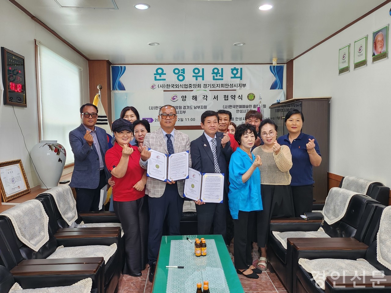                                              ▲회원들과 함께