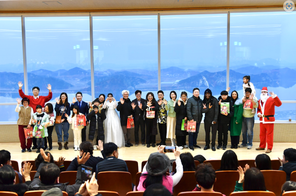              ▲애기봉에서 김포시 홍보대사와 시민들, 