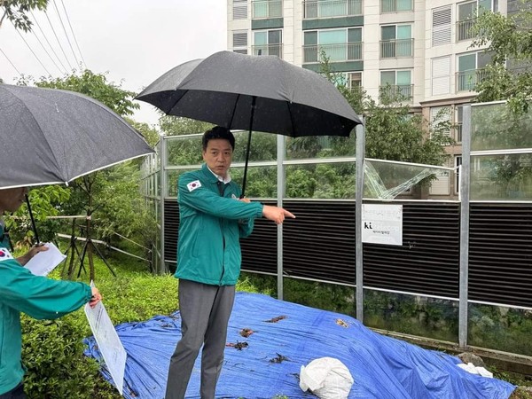 부승찬 국회의원이 수해 위험 현장을 점검하고 있다.