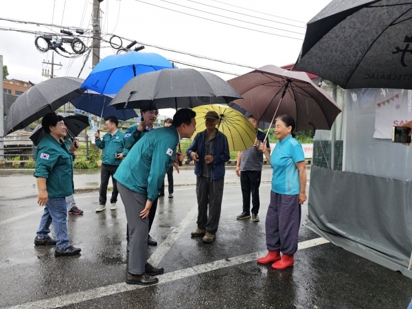 부승찬의원이 수해 위험 지역 현장 점검중 지역 주민들과 만나 비 피해는 없는지 안부 인사를 하고있다