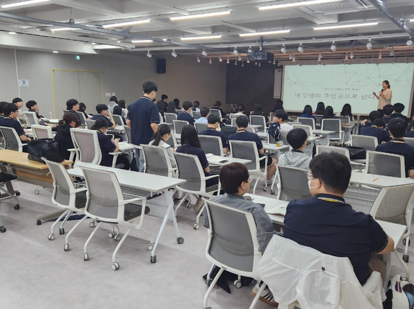                ▲학생들이 창업 특강을 듣고 있다.