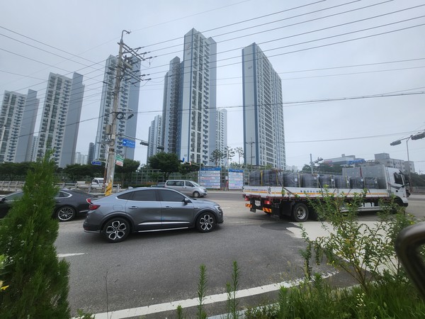 ▲38번국도 용두리 삼거리,  신호등 없어 불법 좌회전 ‘만연’