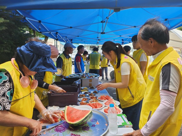 ▲연화마을 사회적협동조합, 삼죽면에서 무료급식 펼쳐