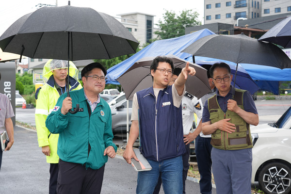   ▲민원현장을 살피고 있는 최호섭 의원