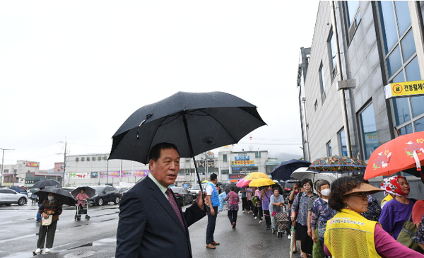 ▲비가오는 궂은 날에도 약 300여명의 어르신들이 모였다. 