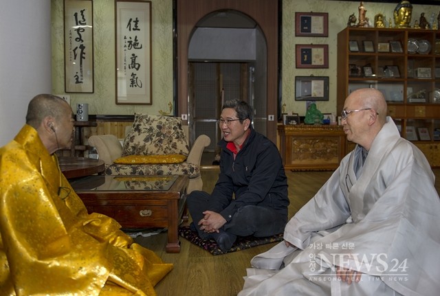 ▲삼중큰스님(좌)이 영평사에 머무를 당시 김학용 국회의원과  정림스님과 환담을 나누고 있다. 
