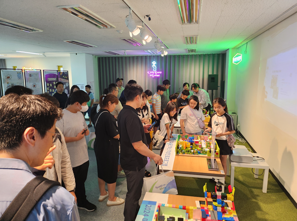 ▲제물포캠퍼스에서 ‘제3기 미래학교 공간혁신 학생진로프로그램 산출물 발표회’를 하고 있다.