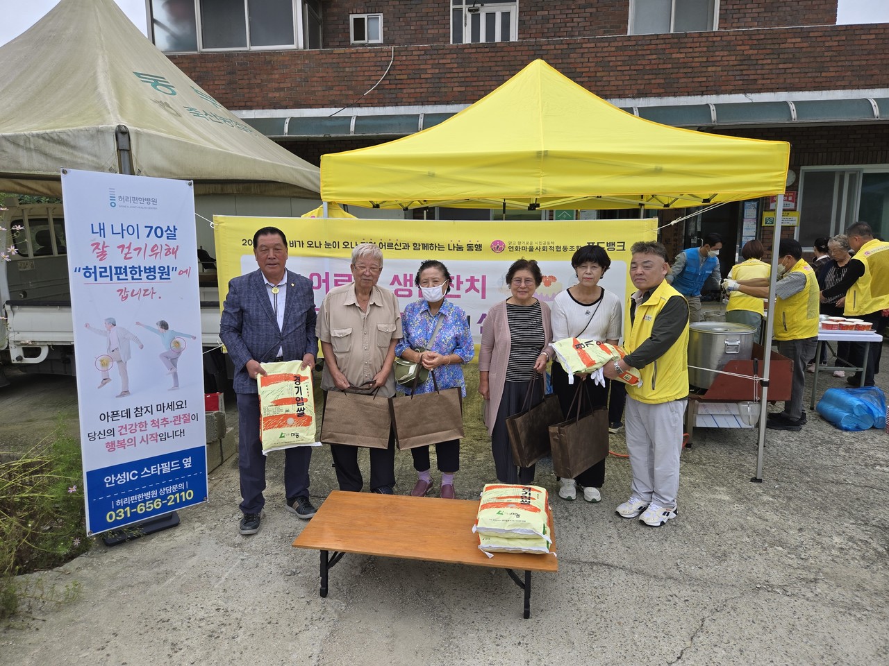                                    ▲안정열 의회 의장이 생신을 맞으신 어르신들과 기념촬영을 하고 있다. 