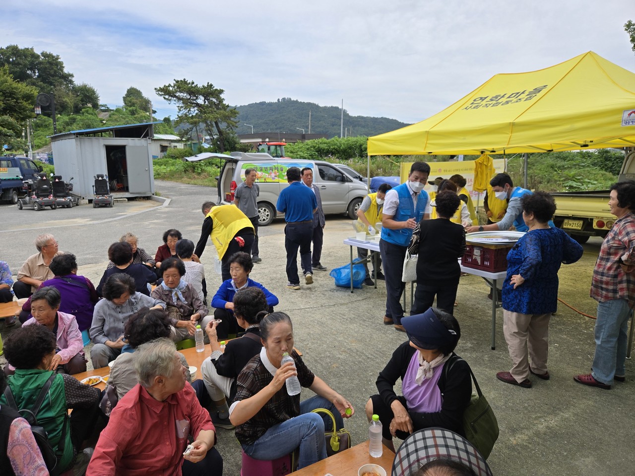                  ▲실내가 만석이어서  외부에서 기다리고 있는 어르신들