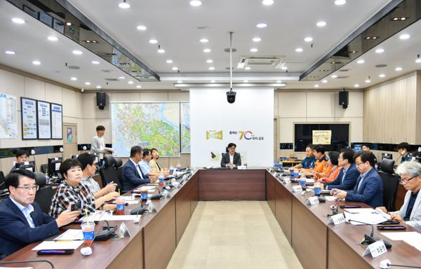                  ▲ 김병수 시장이 안전관리위원회를 개최 하고 있는 모습,