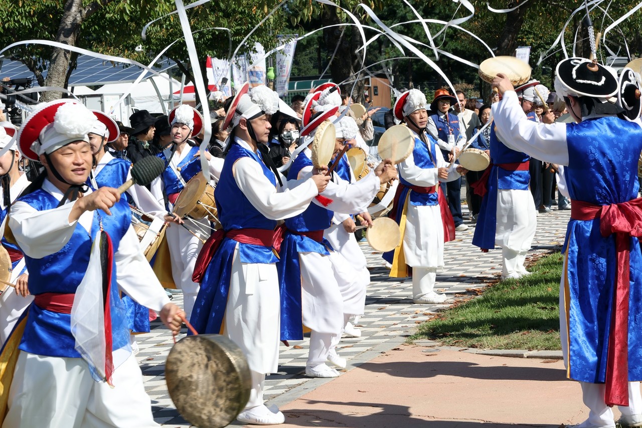                                                 ▲안성 남사당 바우덕이 풍물단의 신명나는 공연 