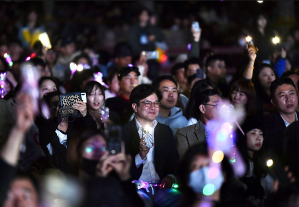        ▲시민과 함께 즐기고 있는 김병수 시장,