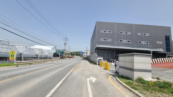 ▲가재월리 503-2번지 건물 기초선을 침범한 모습