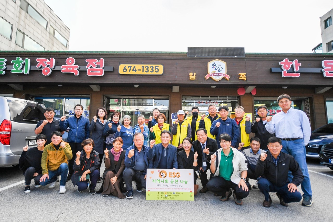                              ▲매년 어려운 이웃을 보듬고 있는  박석식 지부장과  봉사단, 시설장들