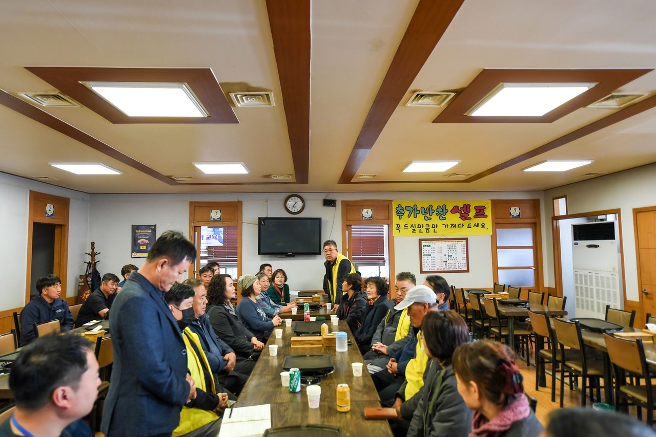                                                 ▲시설 소개를 하고있다. 