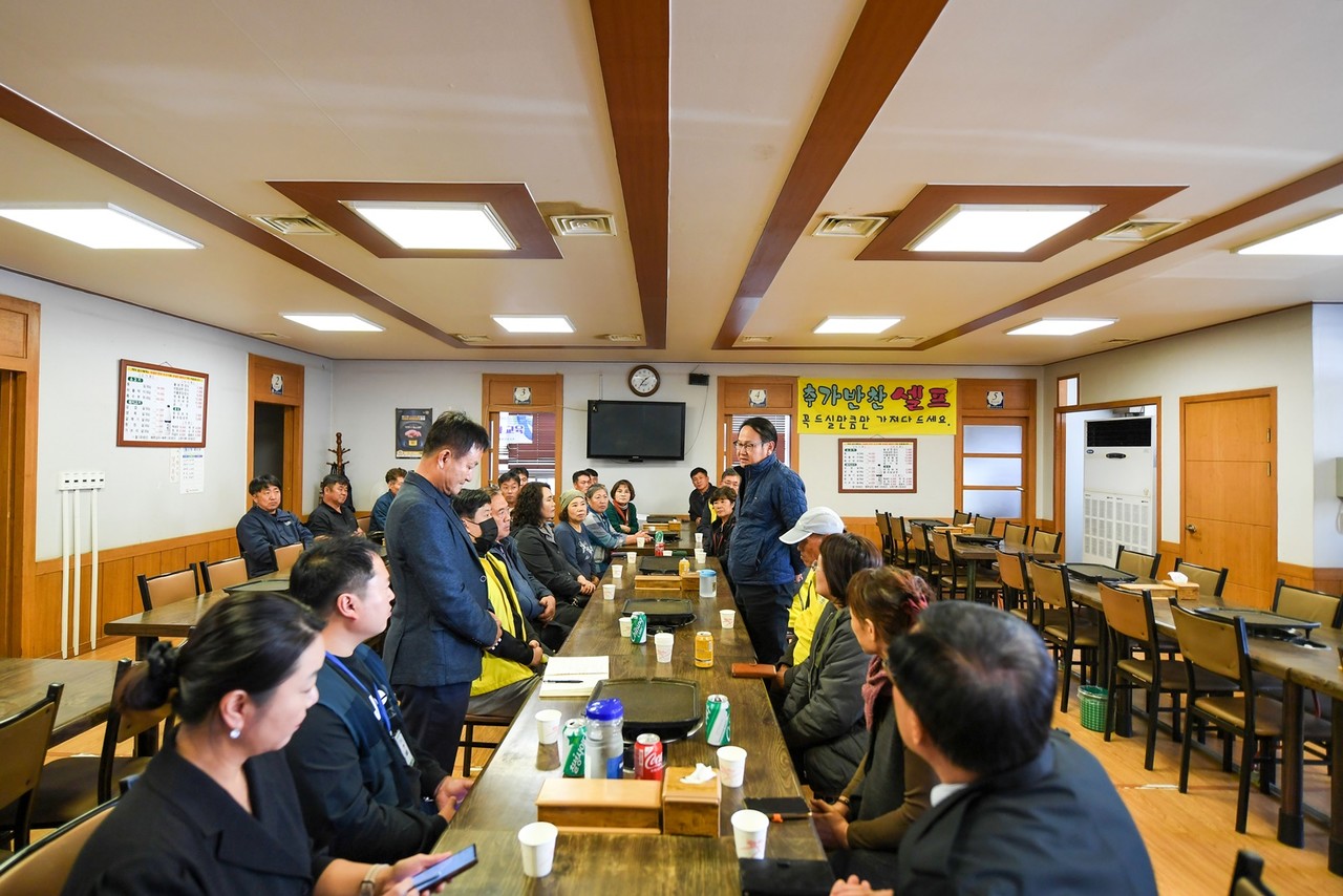                                                          ▲시설소개를 하고 있다. 