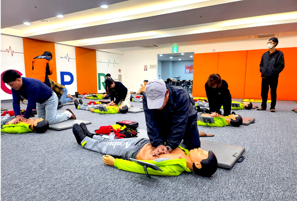                   ▲국민안전체험관에서 심페소생 교육을 받고있다.