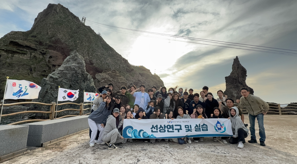 ▲수심 2000m의 비밀과 보물을 간직한 해양학의 거대한 교과서이자, 푸르른 자연을 품은 우리의 유산인 동해에서 해양학과 교수 및 학생들이 기념촬영을 하고 있다.