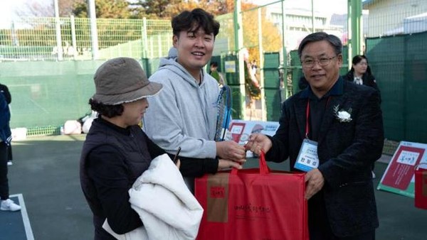 참가 상품을 증정 하는 한형섭 대표