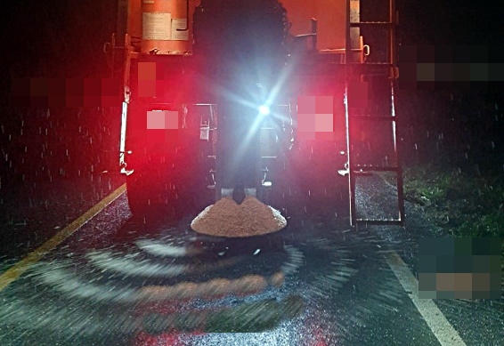                                                        ▲안성시의 제설작업 모습