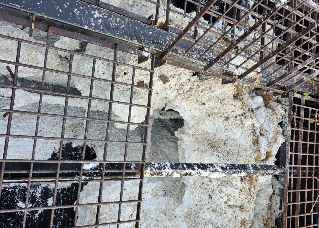                                          ▲수분을 먹은 제설제는 특성상 결빙확률이 높다는 조언이 나왔다. 