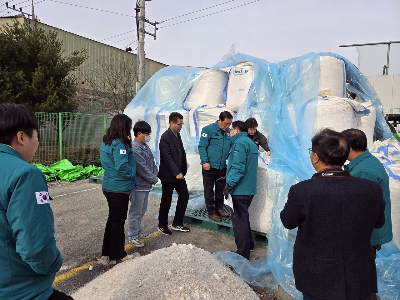                                             ▲안성시의회 의장을 비롯한 의원들이  제설제 야적장을 둘러보고 있다. 