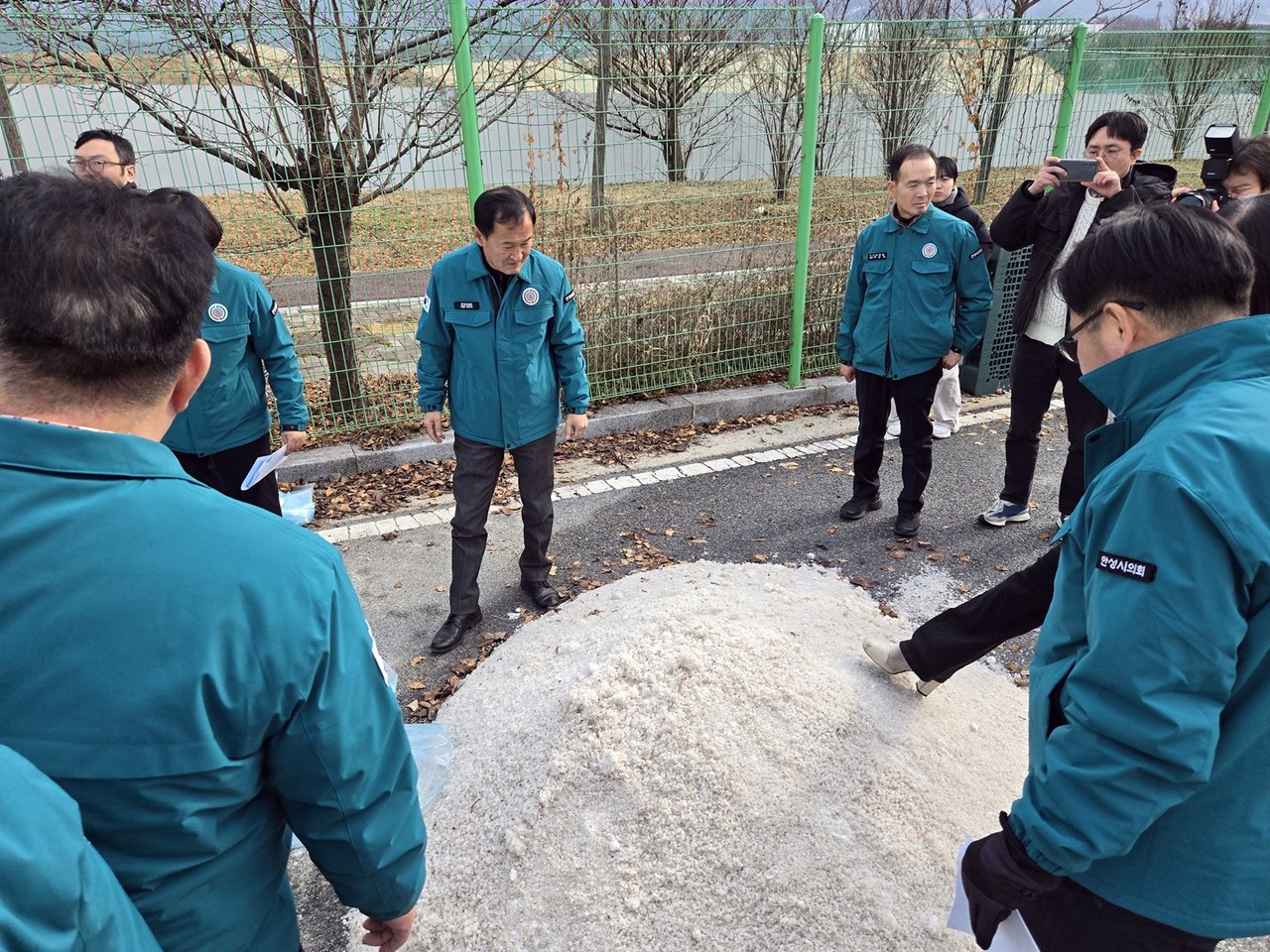                                   ▲사용하다 남은 제설제가 돌덩이 같이 굳어있다. 
