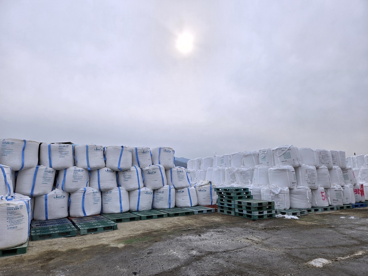                                                             ▲금광면 야적장에 쌓여있는 제설제