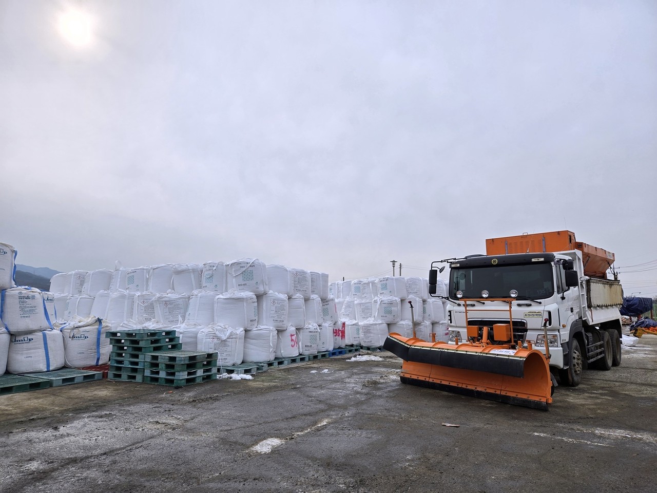                               ▲금광면 야적장  보관창고 증설이 시급하다. 