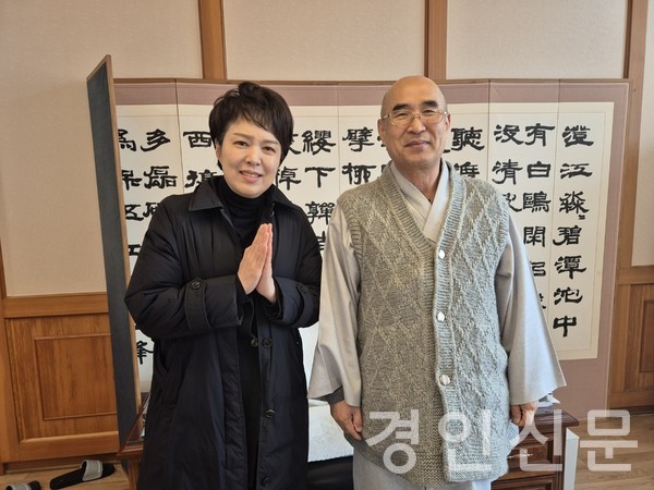 (좌측) 김은혜 국회의원 신년 새해 천태종 분당 대광사 방문 주지 이월장스님과 담소를 나누는 시간을 가졌다