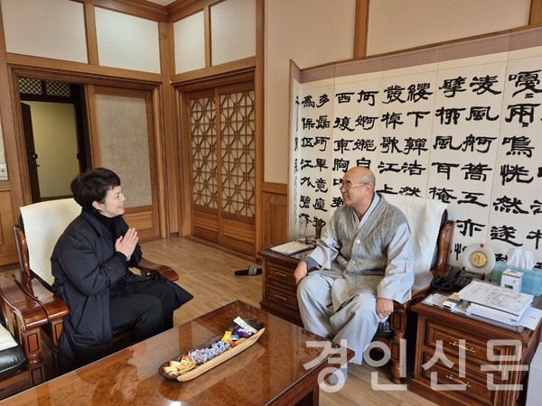 (좌측) 김은혜 국회의원이 신년 인사차 천태종 분당 대광사를 방문 주지 이월장 스님과 담소를 나누고 있다