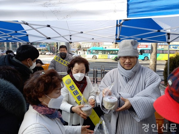 천태종 분당 대광사 주지 이월장스님이 동지날 성남 시민들에게 동지 팥죽을 나누어 주고있다