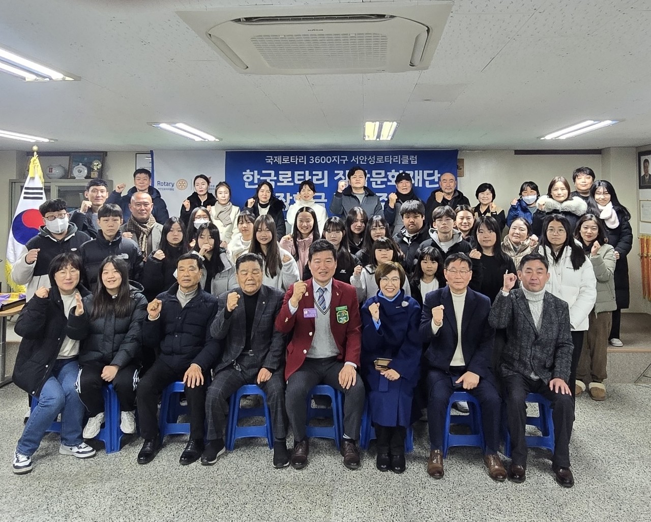                                              ▲서안성로타리 클럽 회원들과 장학생들