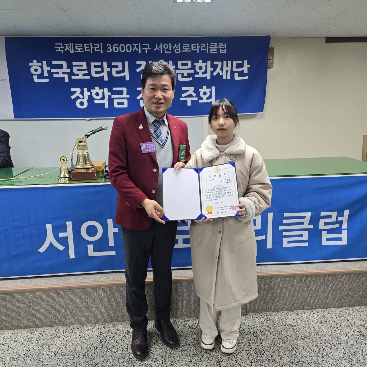                                            ▲김일수 회장이 장학증서를 전달하고 있다. 