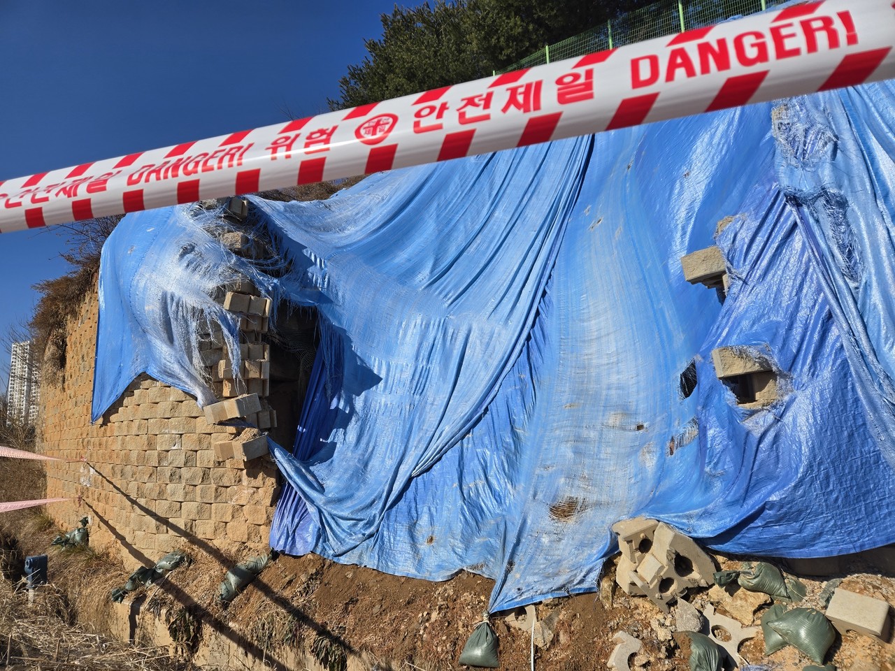                                   ▲퇴미공원 축대가 지난해 무너진 채로 수개월간 방치되어 있다. 